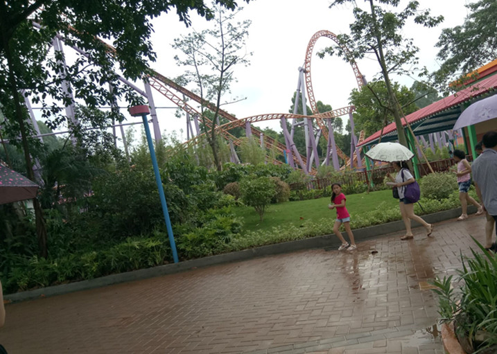 驚險刺激的十環過山車 驚險刺激的十環過山車